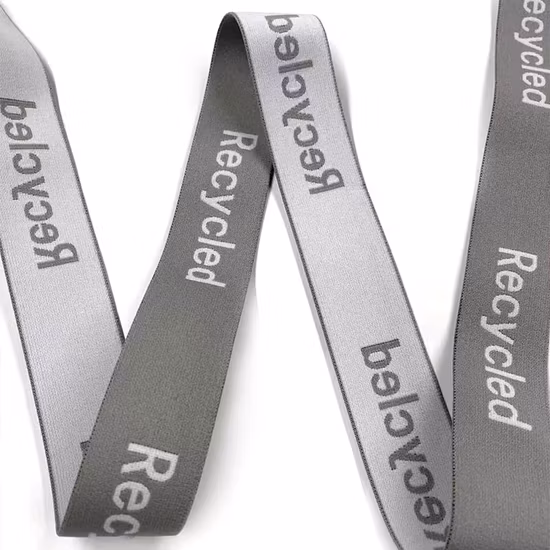 Logo dal design personalizzato realizzato con lettere di nastro riciclato, fettuccia jacquard in finto nylon