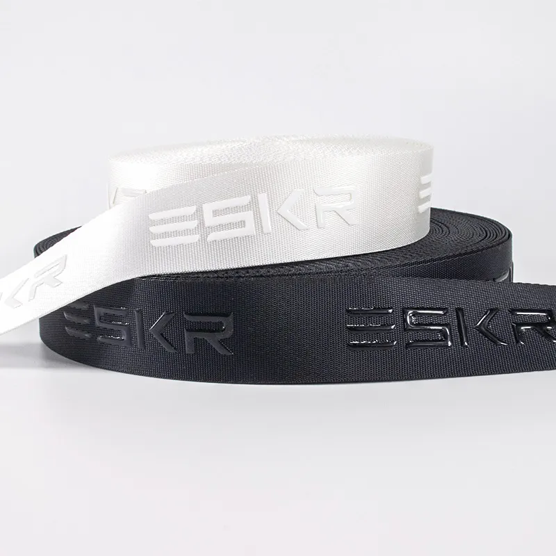 Logo dal design personalizzato realizzato con lettere di nastro riciclato, fettuccia jacquard in finto nylon